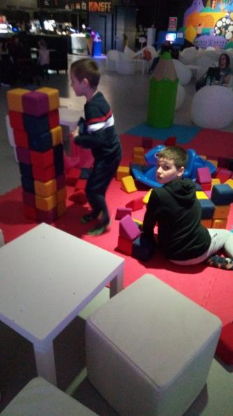 Dzieciaki w świetle i kolorze