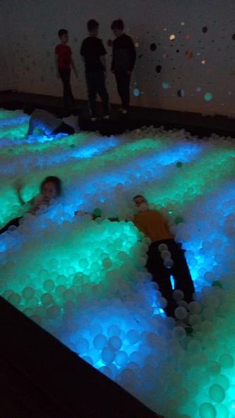 Dzieciaki w świetle i kolorze